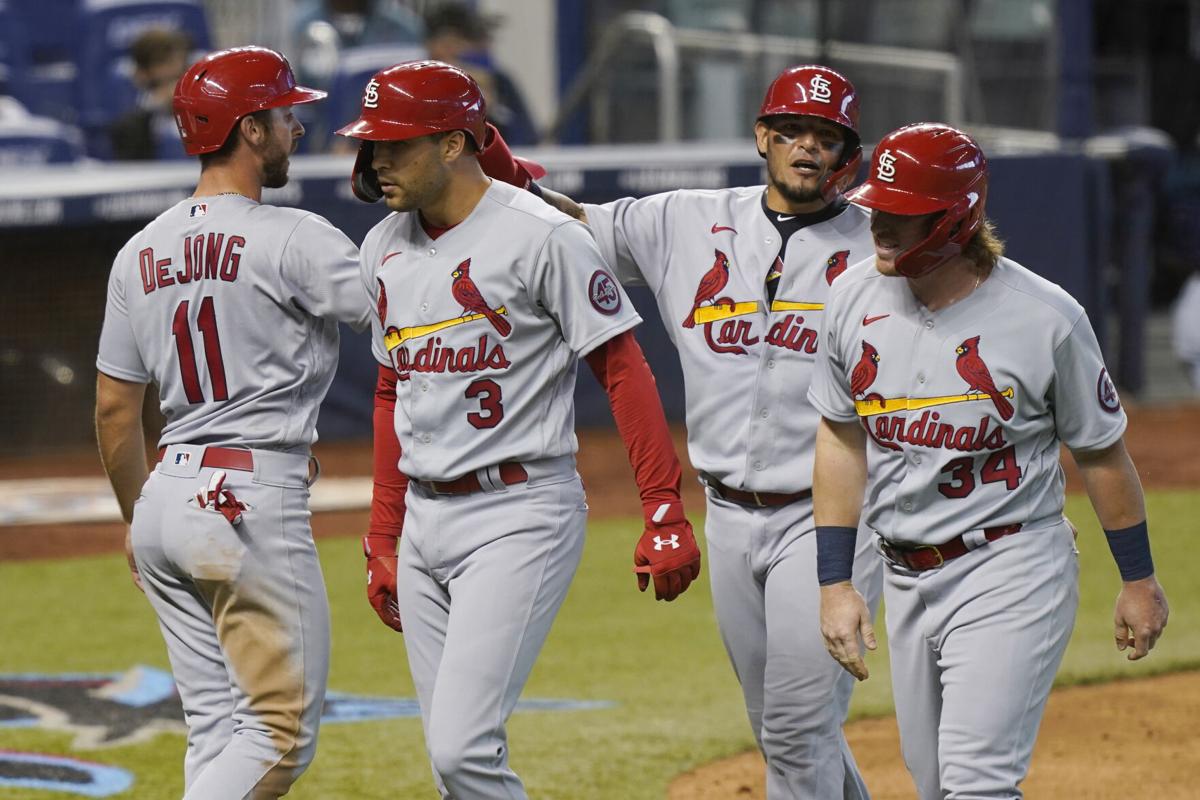 Yadier Molina hits two-run homer, Cards win over Reds