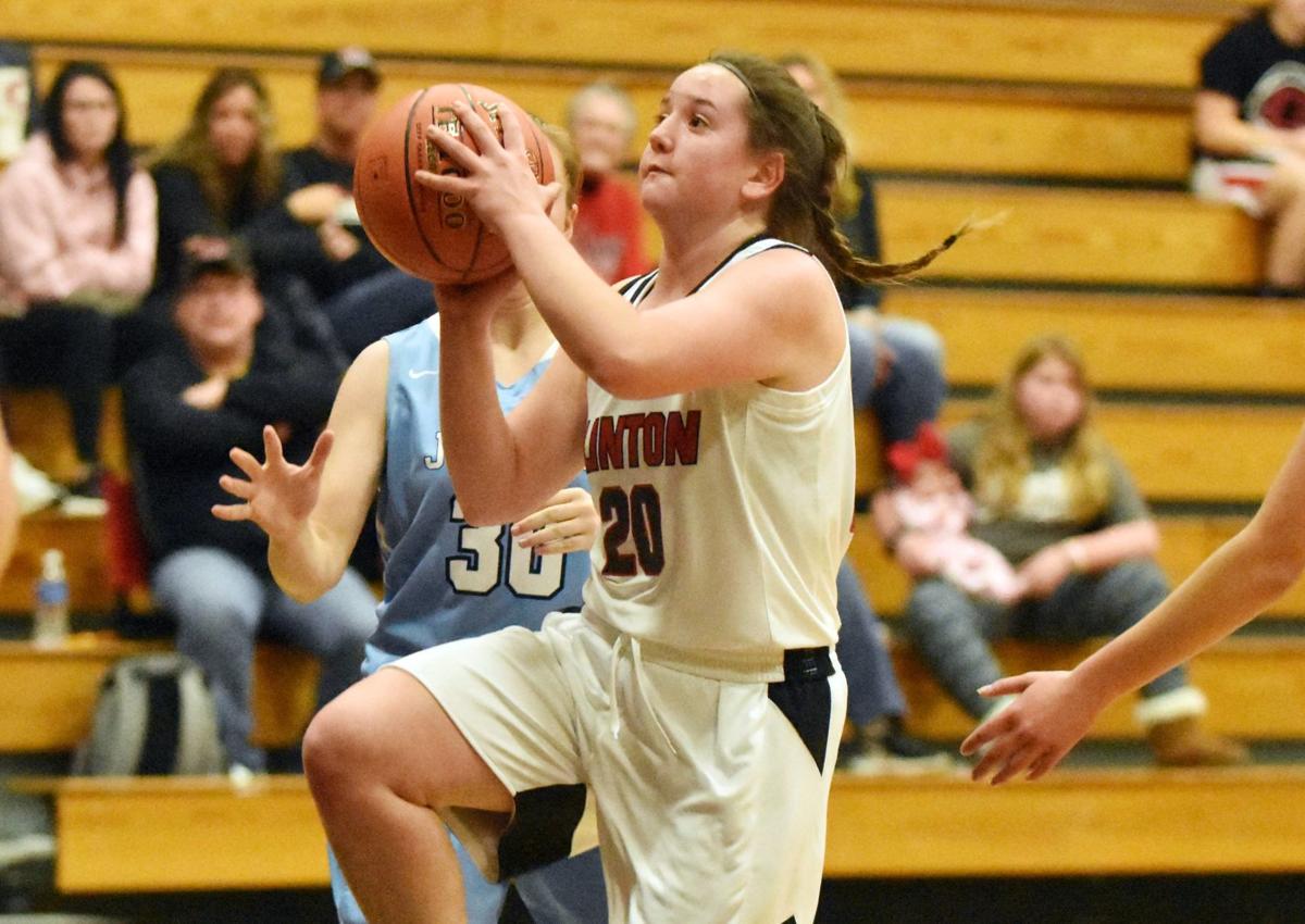 Queens Edged 28 27 In Home Opener Sports Clintonherald Com