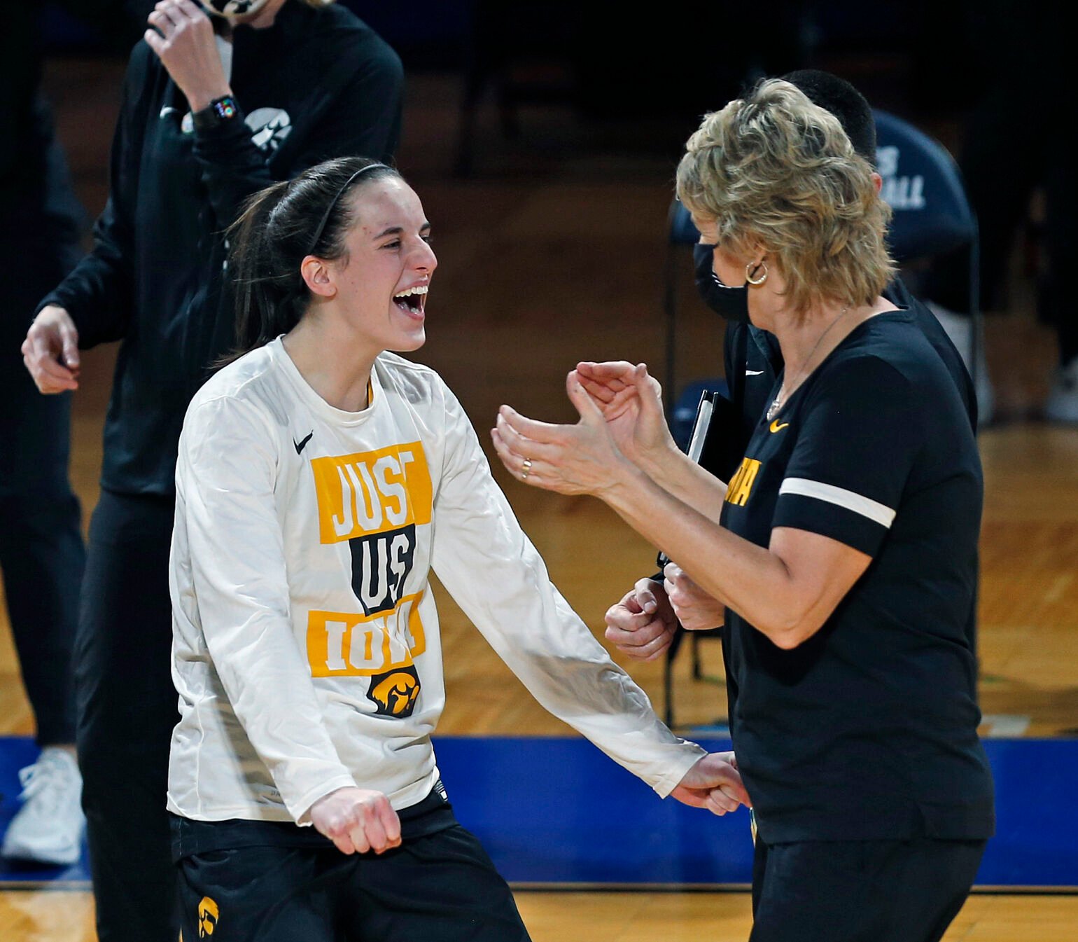 Clark scores 35 for Iowa women in NCAA win over Kentucky | Sports