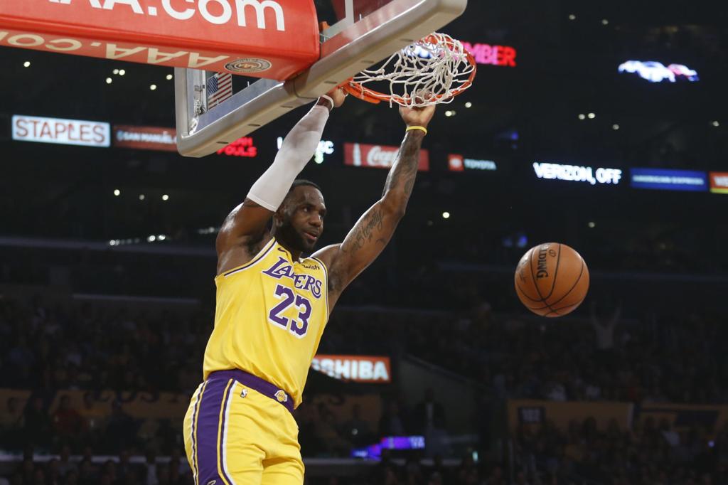 The King Reigns Lebron James Is Ap S Male Athlete Of Decade