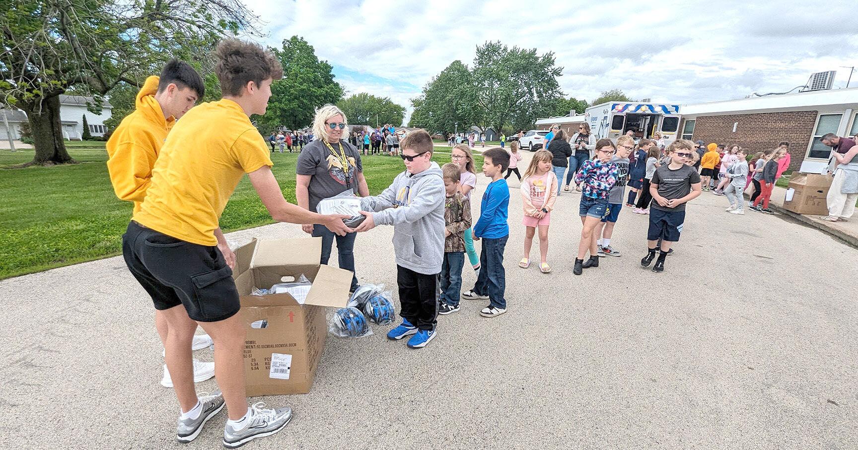 Central DeWitt students team up with hospital foundation for bike helmet giveaway - Vimarsana News