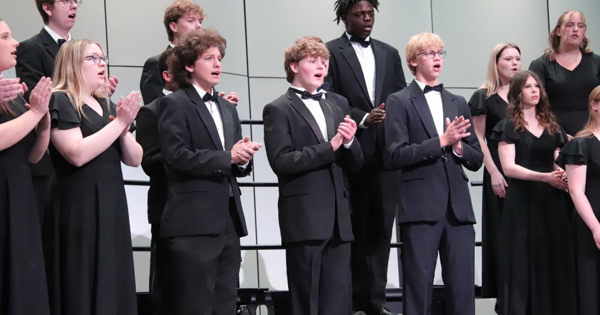Clinton Choir program bids farewell to seniors