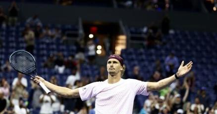 Zverev out-lasts Sonego in wild five-setter to advance at US Open
