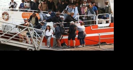 Hundreds flee French peninsula by boat to escape wildfire
