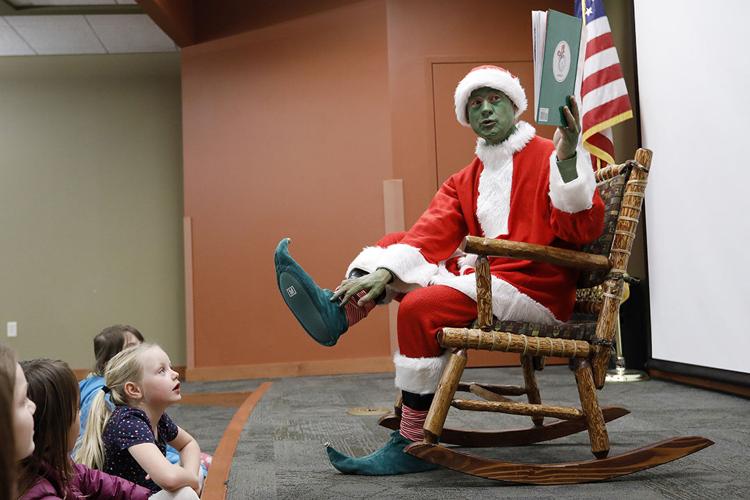 The Grinch Reads How the Grinch Stole Christmas! 