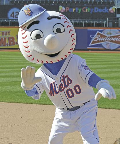 Royals mascot welcomes Mr. Met to Twitter by hitting on his wife