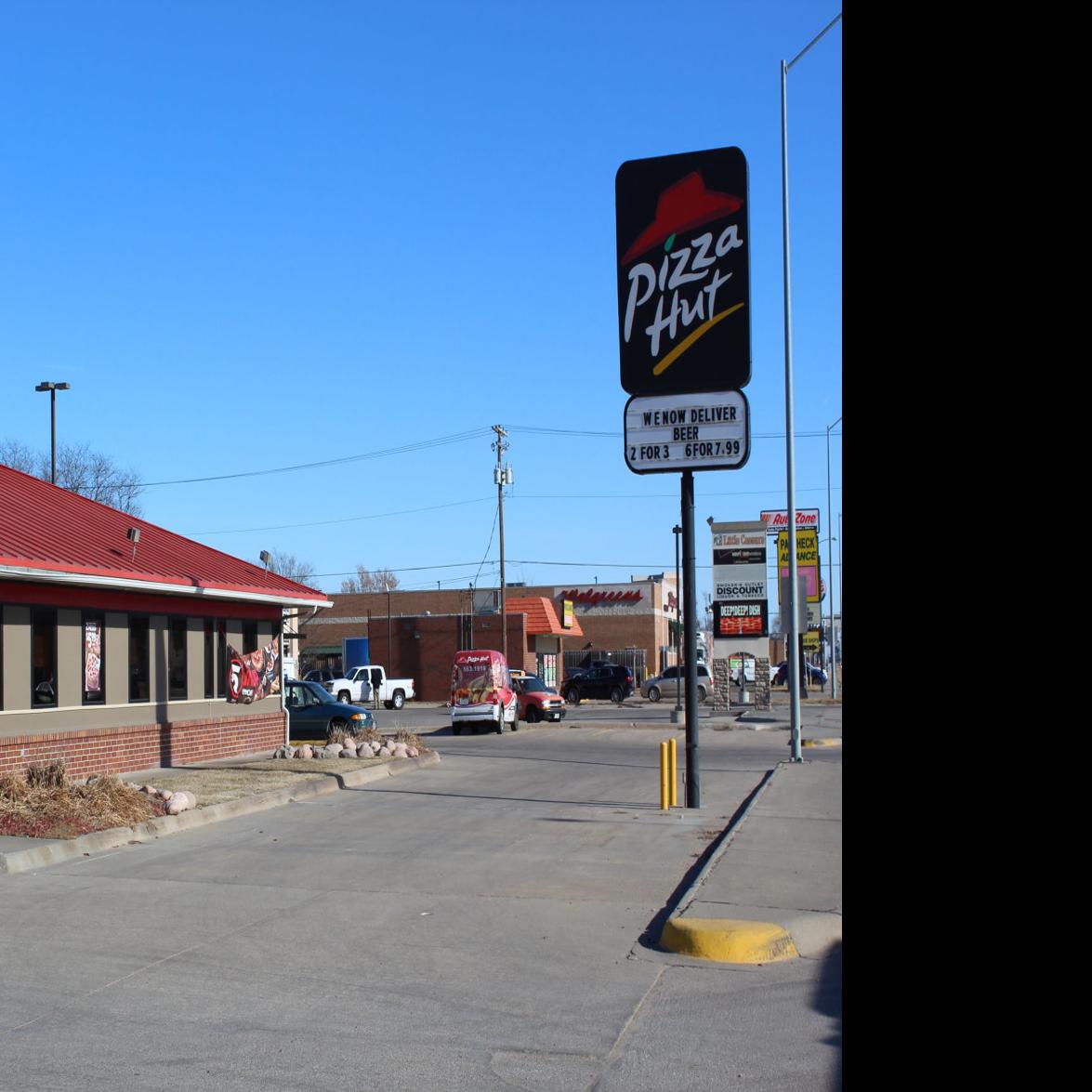 Columbus Pizza Hut Taps Into Beer Local Columbustelegram Com