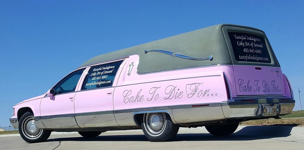 Cake Wars Contestant Sharing Tips In Columbus