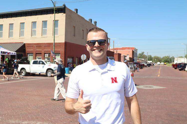 parade thumbs up