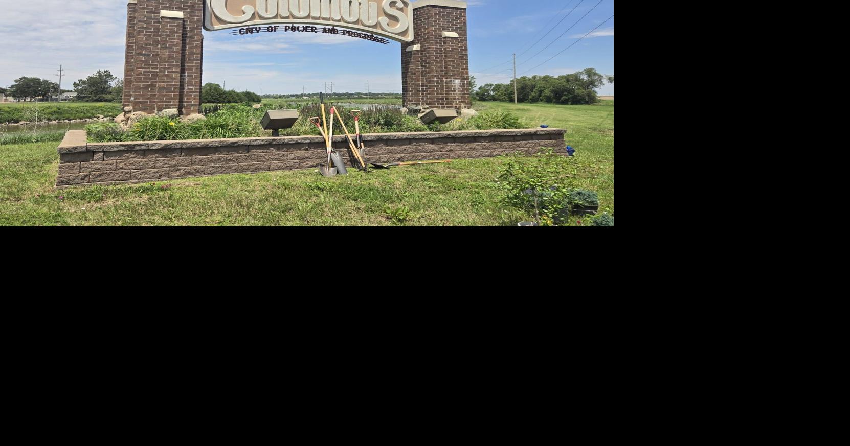 Seekers of Serenity work with Keep Columbus Beautiful on nameplate welcome signs