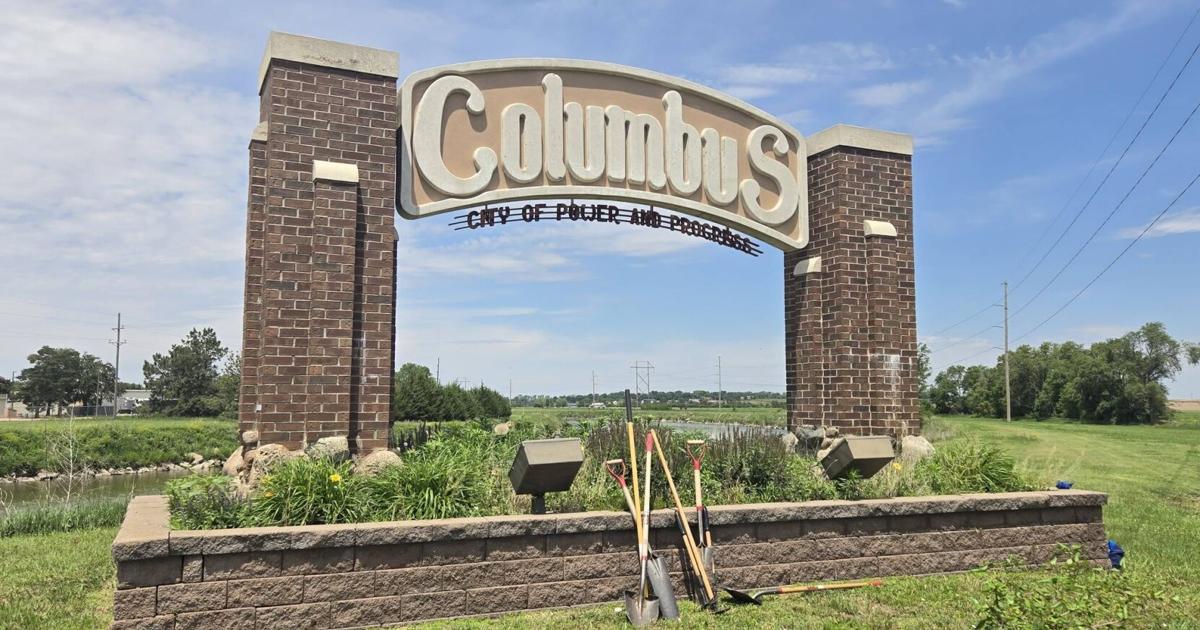 Seekers of Serenity work with Keep Columbus Beautiful on nameplate welcome signs