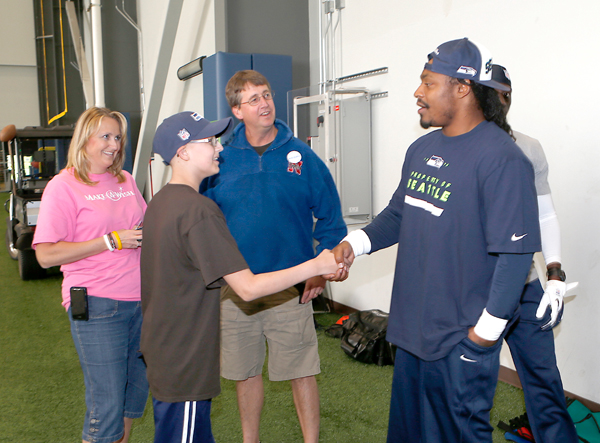 Marshawn Lynch wears Chancellor's jersey during practice