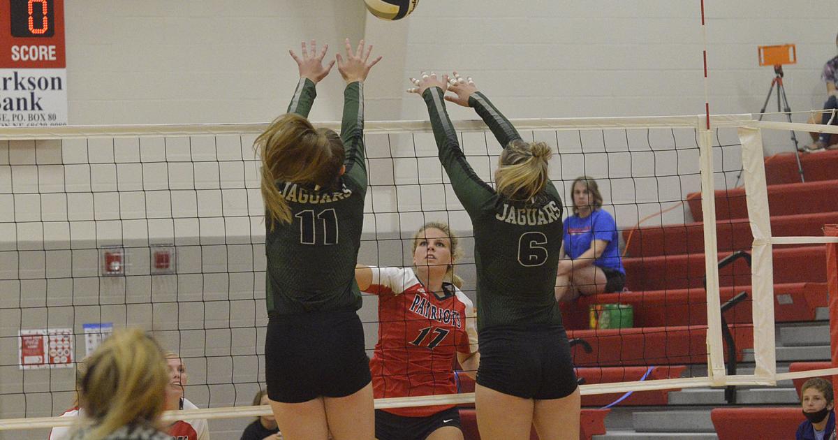Patriots stay undefeated in ranked clash