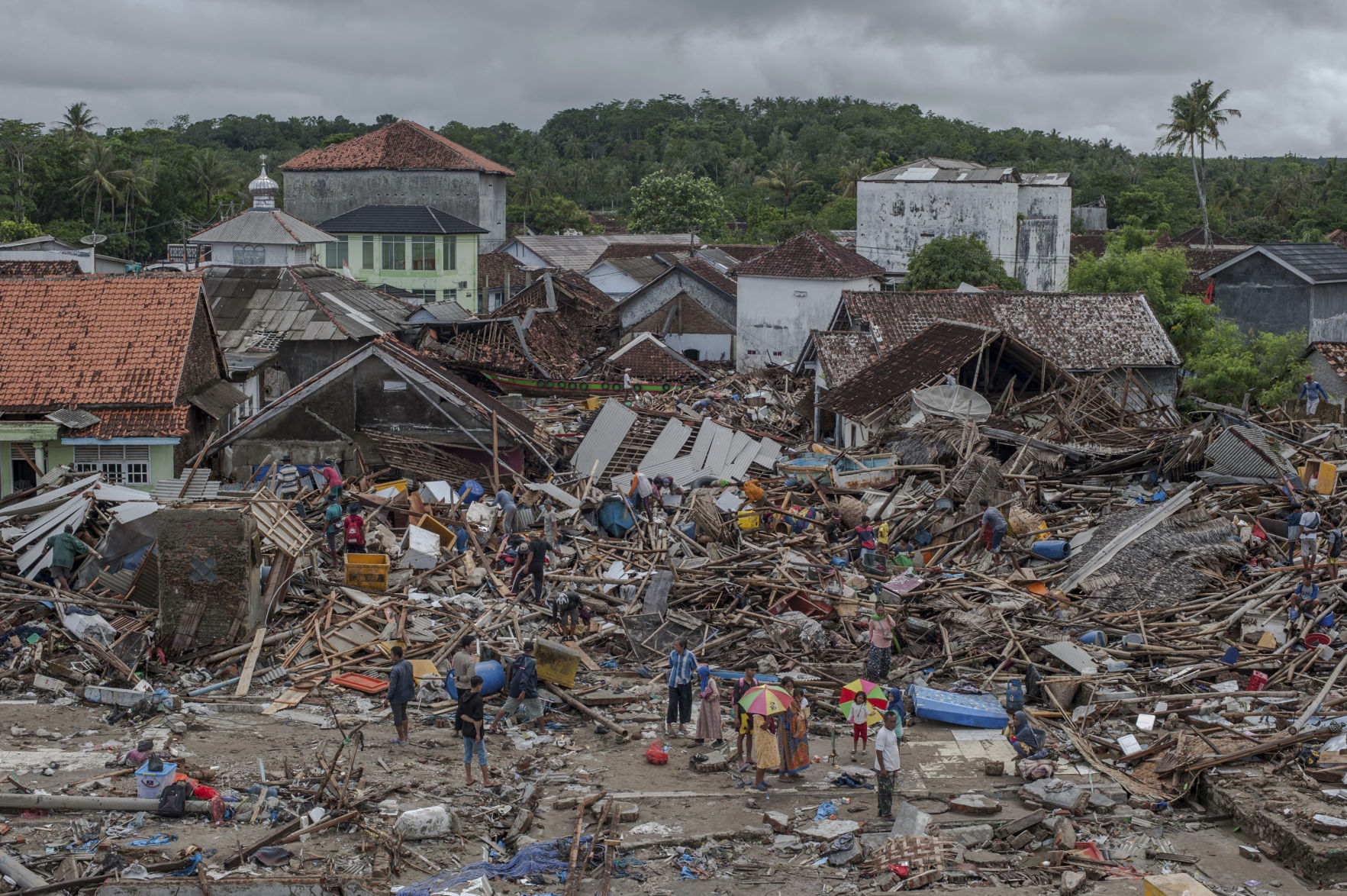 In Indonesia, Tsunami Death Toll Is Rising Fast. See The Latest Photos ...