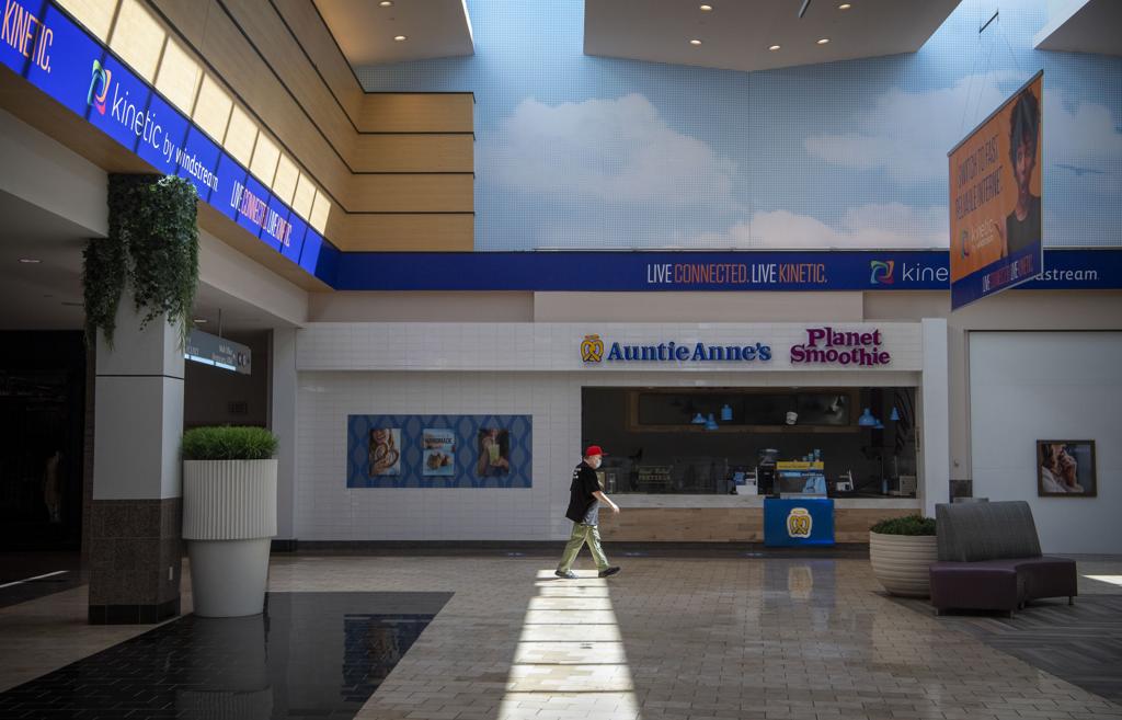 Gateway Mall Reopens With 24 Stores Restaurants And A Couple Of Hundred Shoppers Local Columbustelegram Com