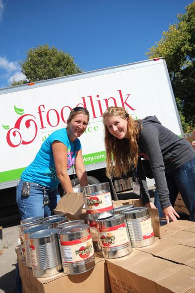 Rochester N Y Mother Daugther Duo Volunteer At Local Food