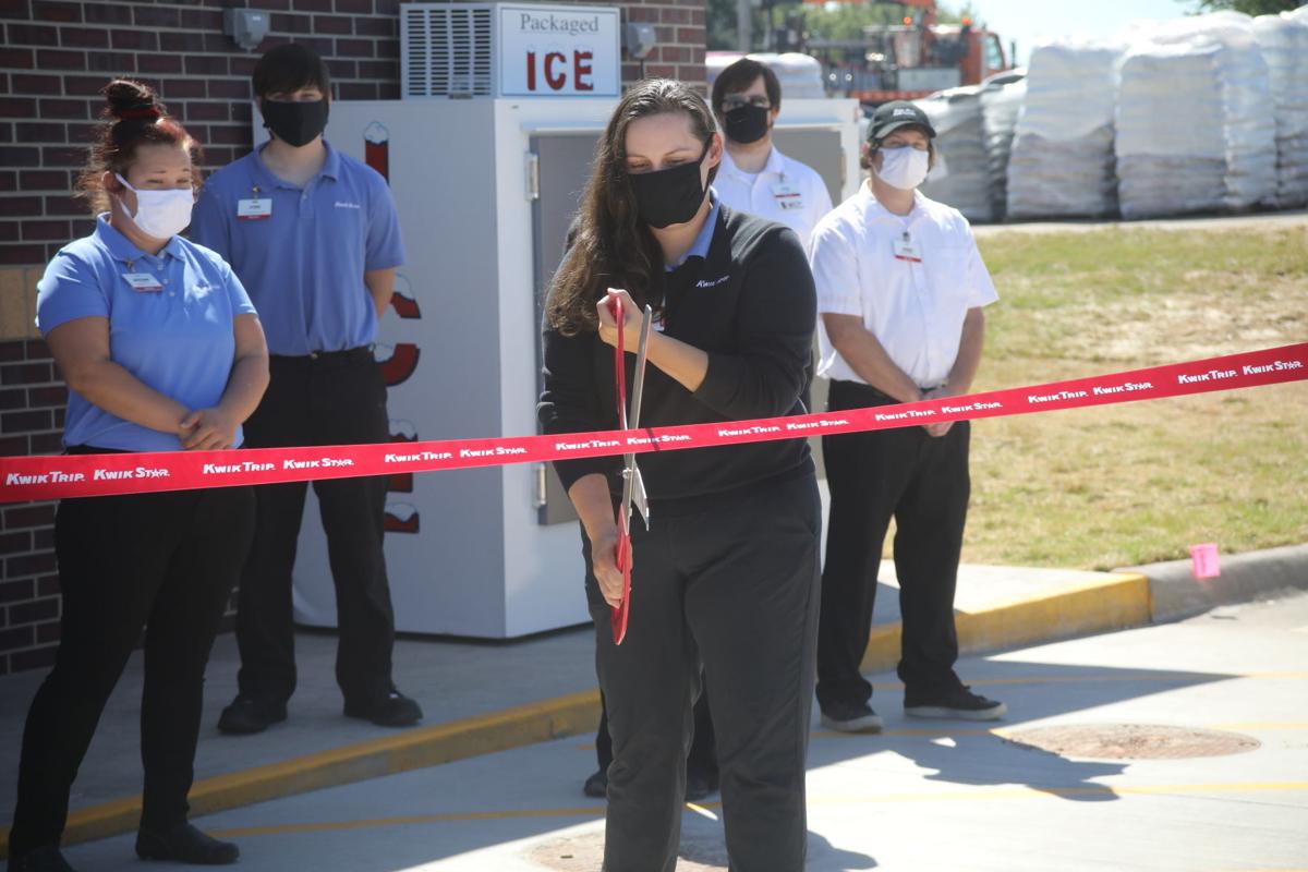 Kwik Star Hosts Ribbon Cutting For New Vinton Location Features Communitynewspapergroup Com