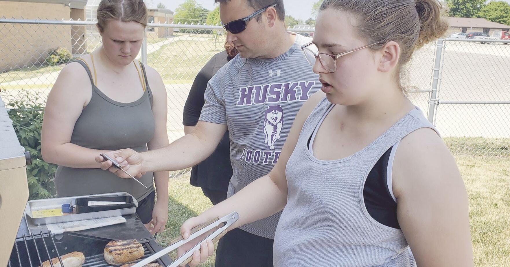 Oelwein teacher's nutrition class having fun cooking - Vimarsana News