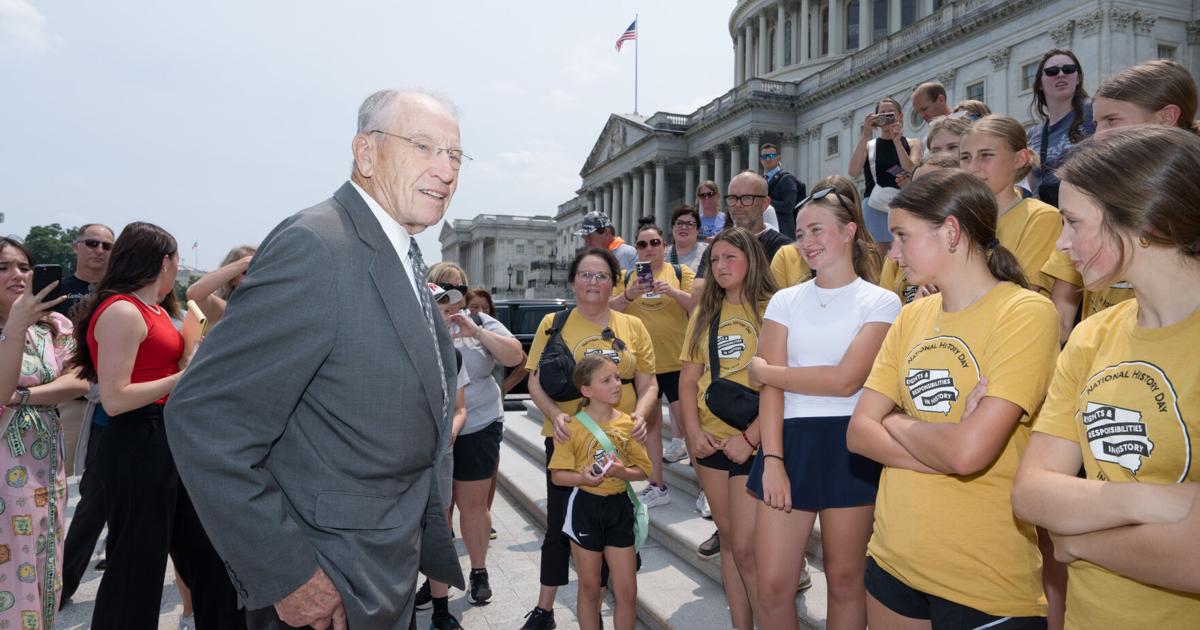 Grassley Meets with Iowa Students Participating in National History Day Contest