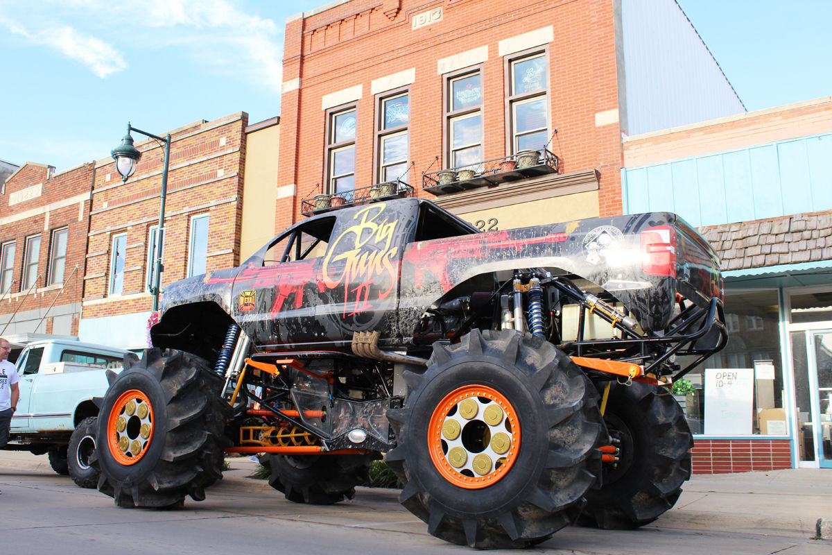 Custom Muddin Family first in monster truck building and