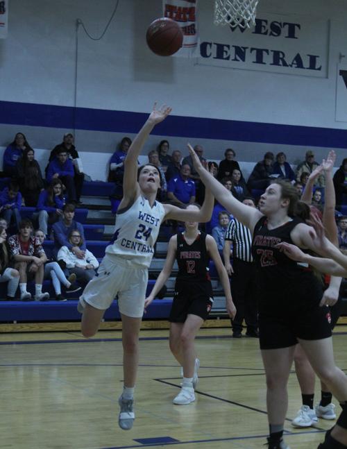 Aaliyah Gordon Goes For A Layup Oelwein Daily Register