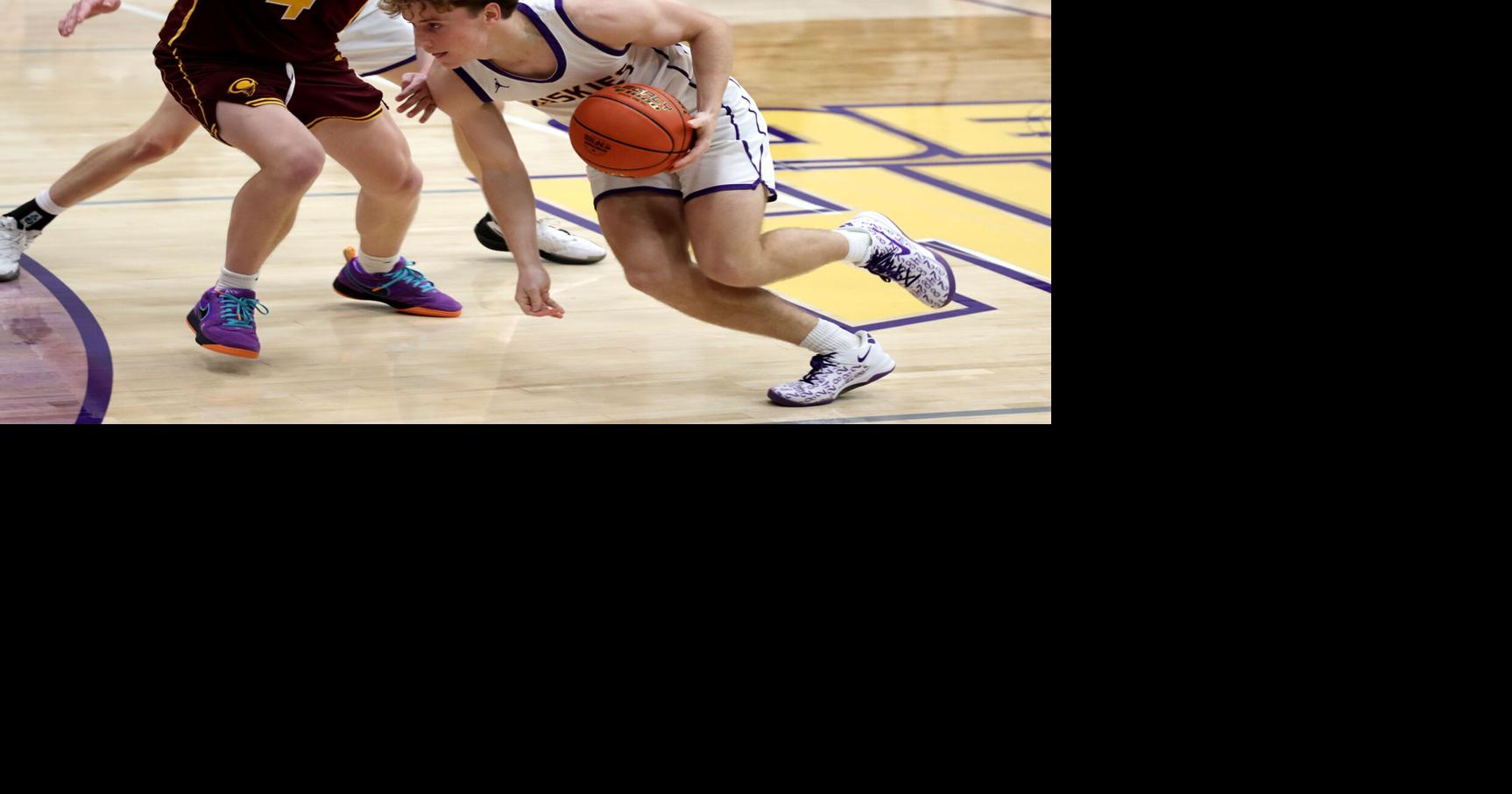 Oelwein cagers fall to Denver in season debut