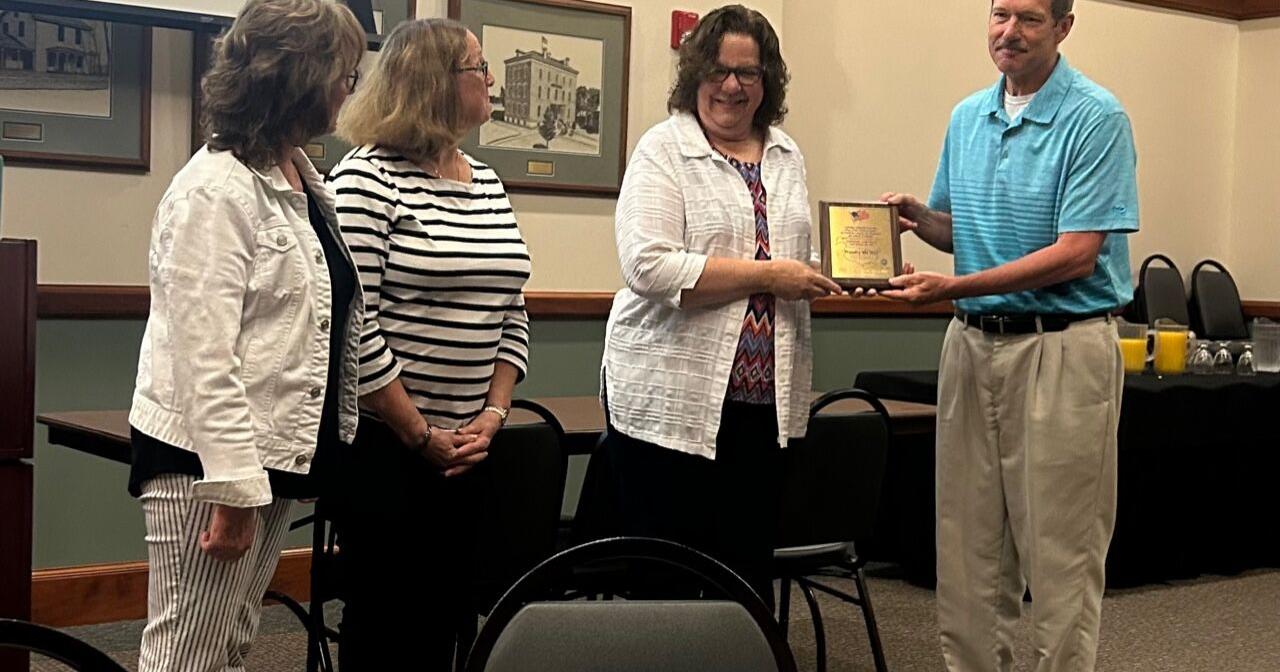 Waverly Exchange Club presents Proudly We Hail Award - Vimarsana News