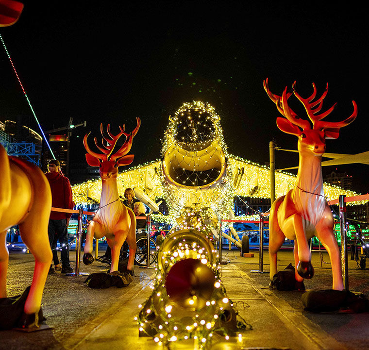クリスマス 飾り |USS Midway Museum サンディエゴ、カリフォルニア、アメリカ ガラスボール クリスマスオーナメント 4インチ【並行輸 JINGLE JETS at the USS MIDWAY MUSEUM - NEW! Holiday \u0026 Christmas Lights in  San Diego