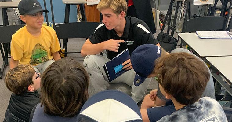 Estudiantes de CHS enseñan español a compañeros de primaria |  Noticias de la Isla Coronado