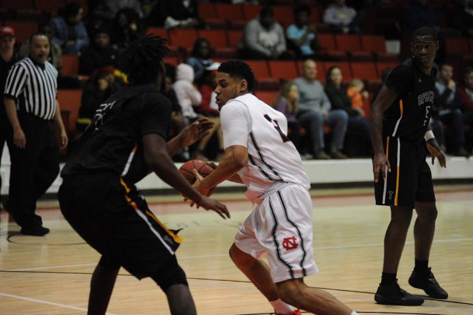 Dawgs beat Paris, hang on to first-place