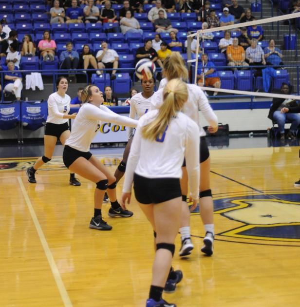 Tiger volleyball team slams Ennis in 4 sets