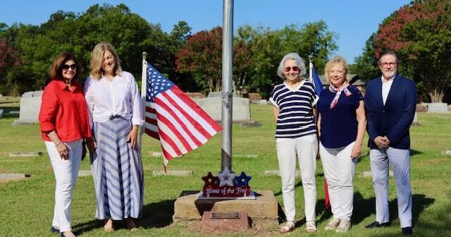 Ladies Cemetery Association installs new veterans marker at Oakwood Cemetery