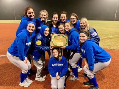 Blooming Grove softball team celebrates with cookie