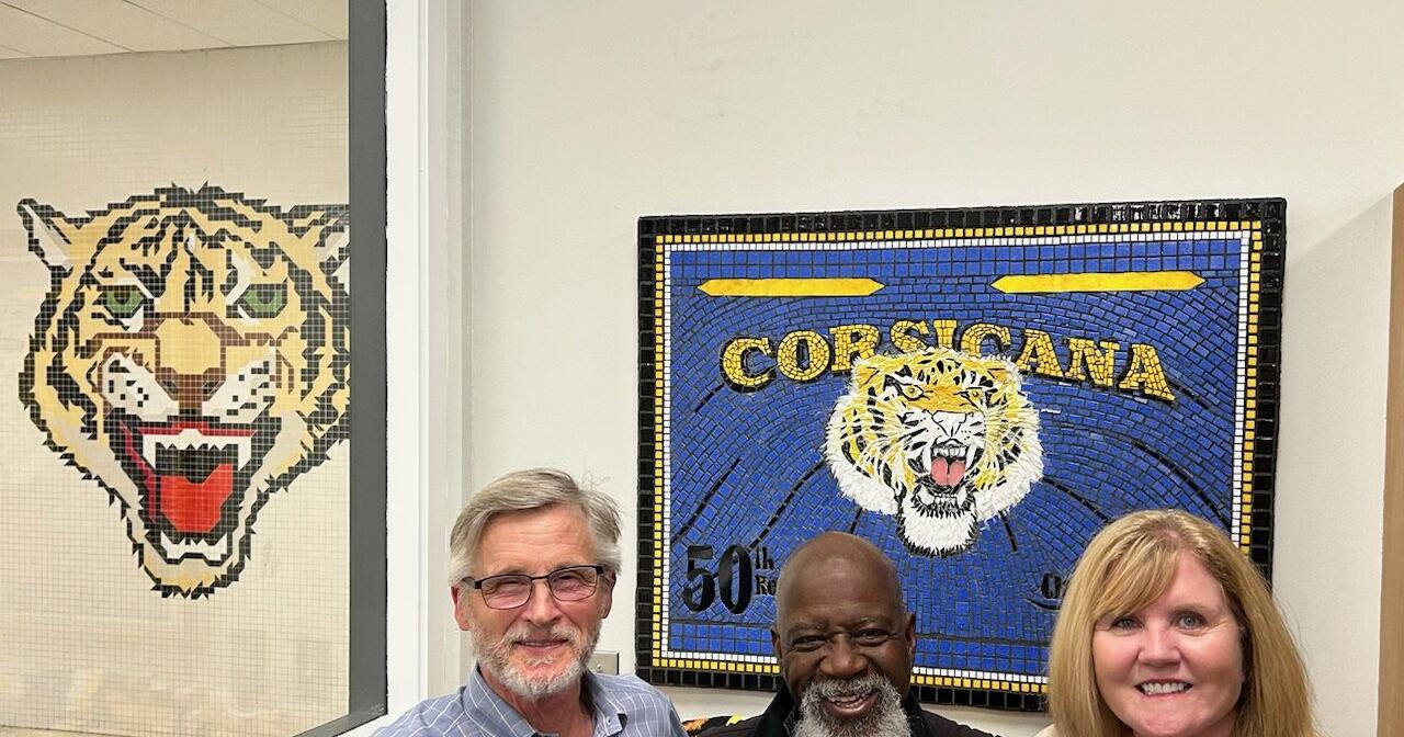Corsicana High School 50th reunion gift installed at the high school - Vimarsana News