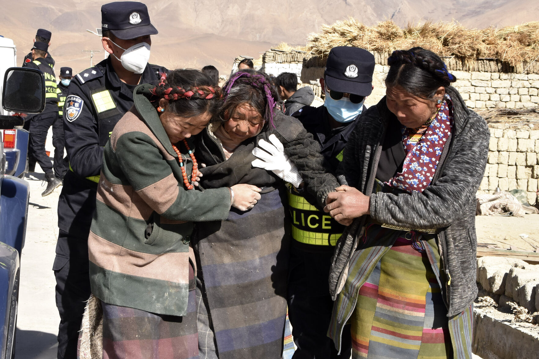 Tents arrive for survivors of a quake that killed 126 in freezing,  high-altitude Tibet | Nation and World | corsicanadailysun.com