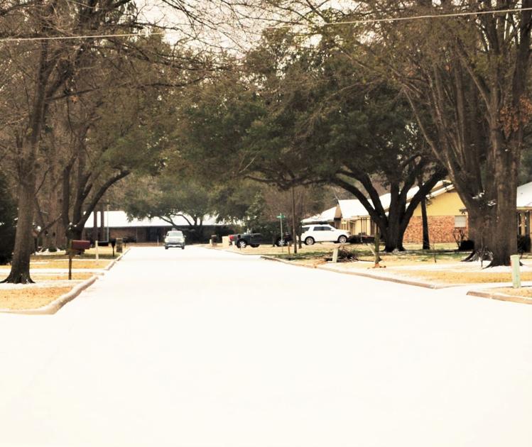 Wintry weather blanketing US to make rare dip to Gulf Coast