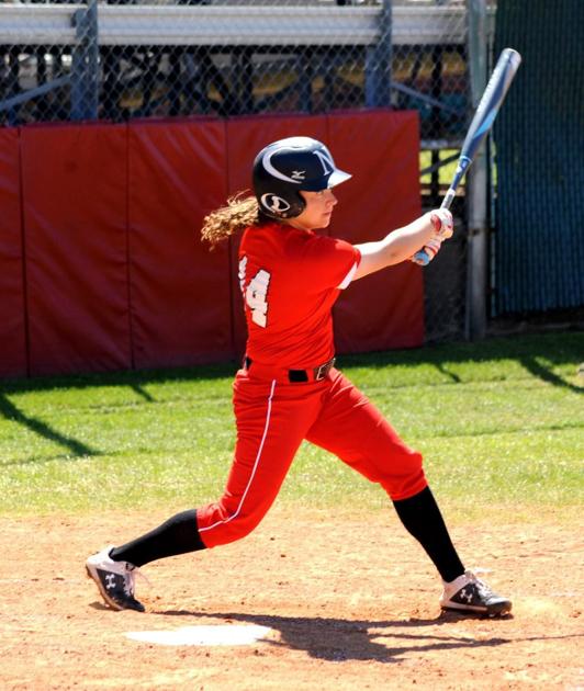 Navarro Softball: Dawgs split conference opener
