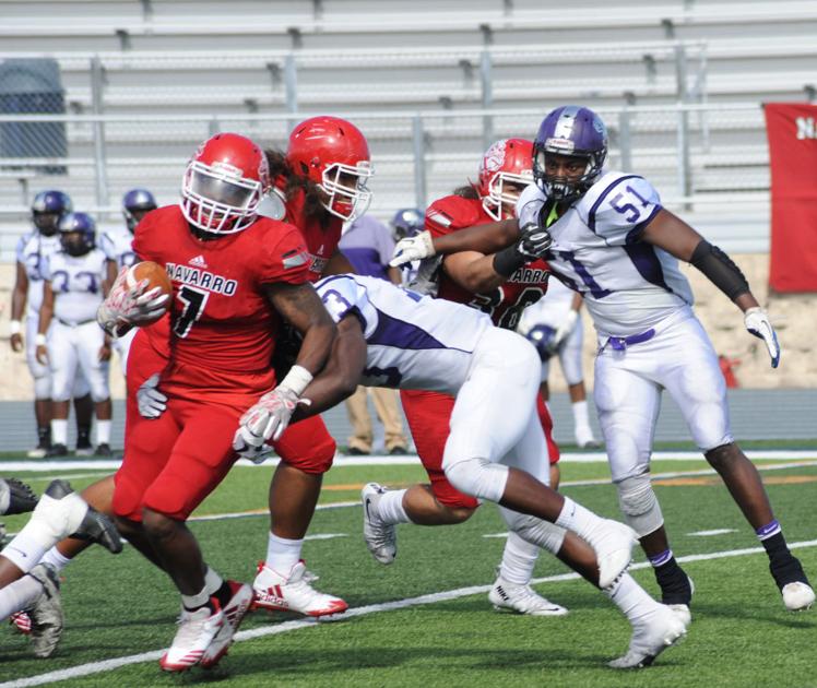 Navarro knocks off No. 2 Tyler 37-26