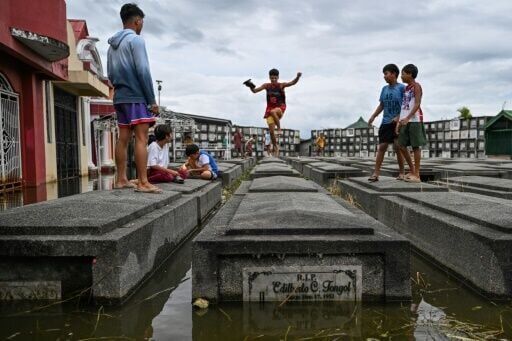 Filipinos Brave Crowds, Flooding For All Saints' Day Cemetery Visits ...