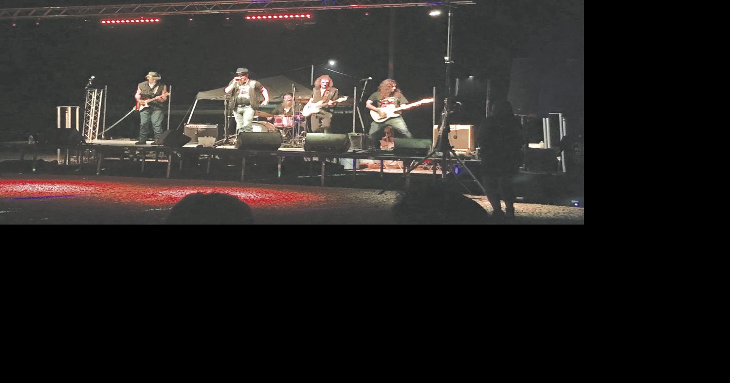 Whey Jennings performs at b's Roadhouse Woodford Courier