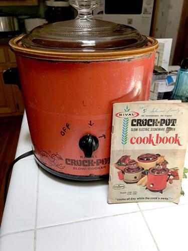 CROCK-ETTE Small Crockpot by RIVAL; STONEWARE SLOW COOKER, WORKS GOOD!