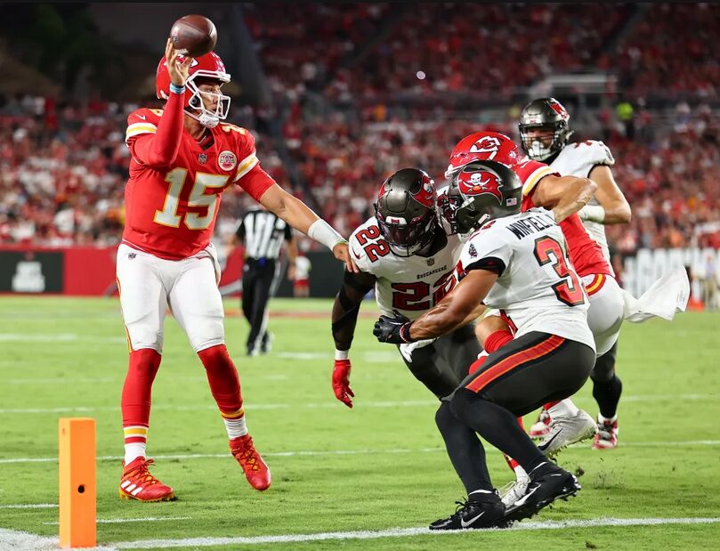 Mahomes throws for 3 touchdowns, Chiefs overwhelm Buccaneers 41-31