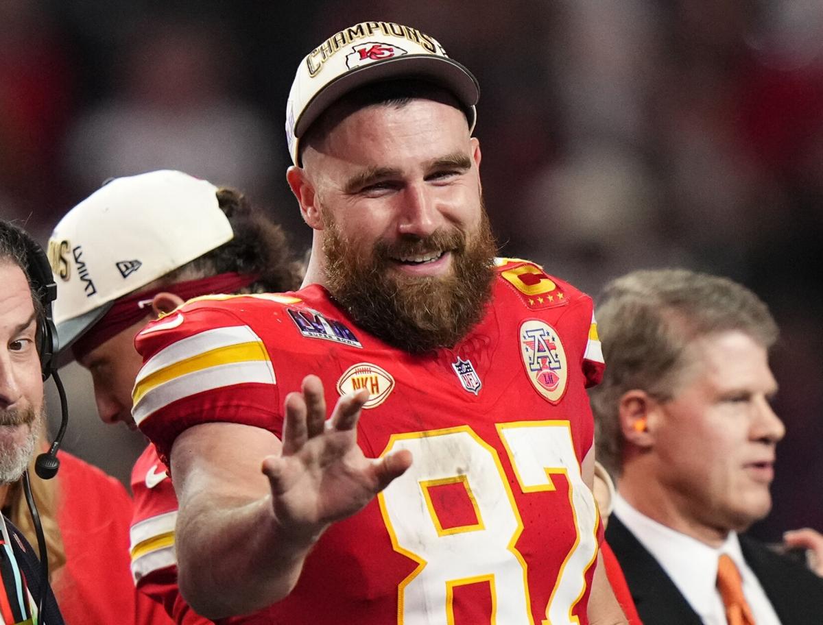 Chiefs sign Kelce to 2year extension