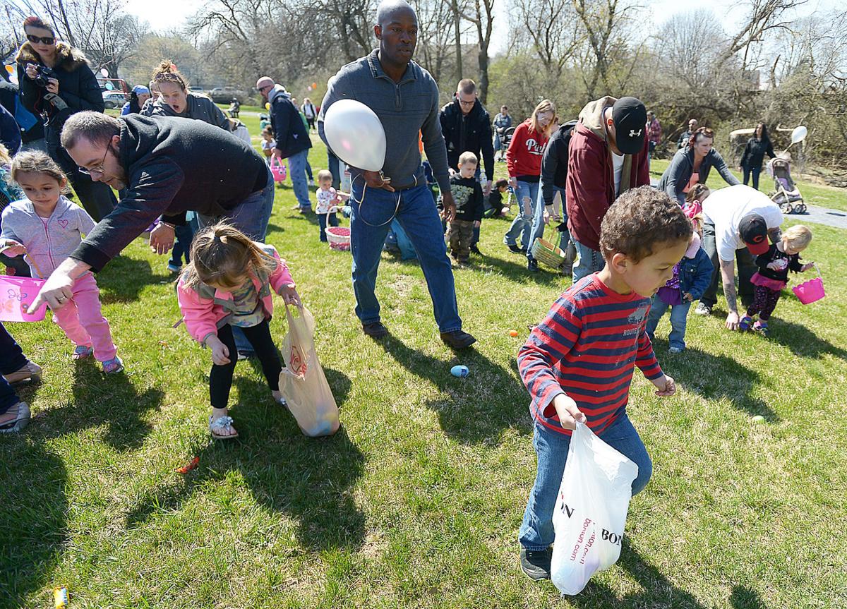 032616-sntl-nws-Easter-Egg-Hunt-3.jpg