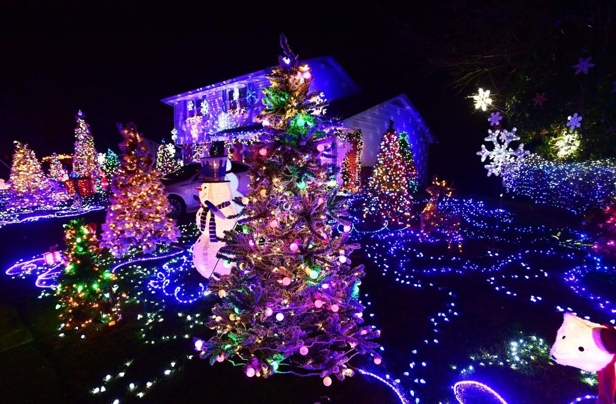 Carlisle Christmas Lights 2021 Watch Now Carlisle Christmas Light Show Wows Travelers The Sentinel News Cumberlink Com