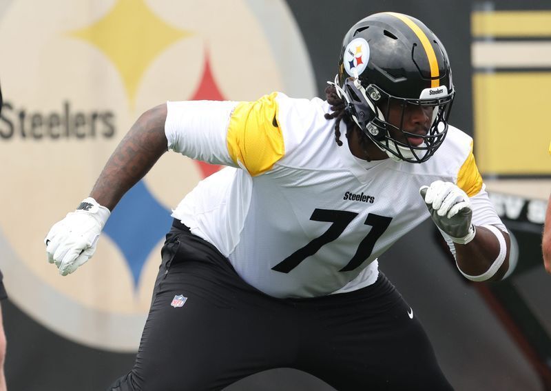 Steelers Max Iheanachor practicing during Pittsburgh offensive line drills