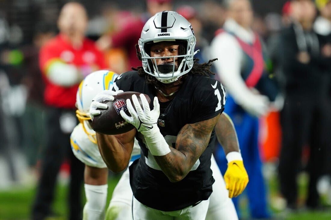 Raiders score team-record 63 points in blowout of Chargers