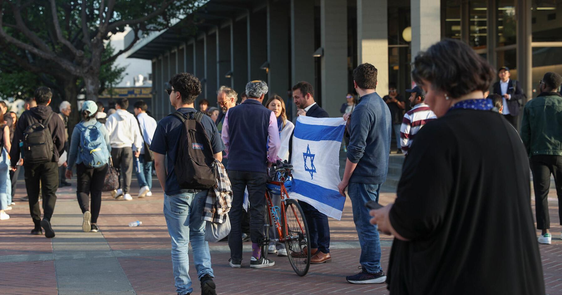 Free Palestine Encampment erects table barrier after violent confrontation with pro-Israel counter-protesters - Vimarsana News