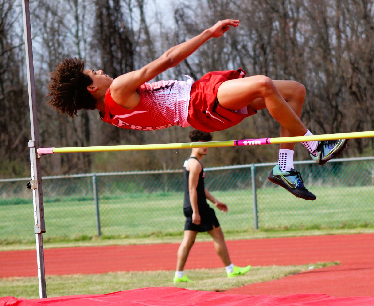 Sinal flies over the bar | Sports | dailycourier.com