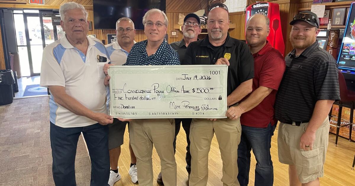 Moose presents donation to police